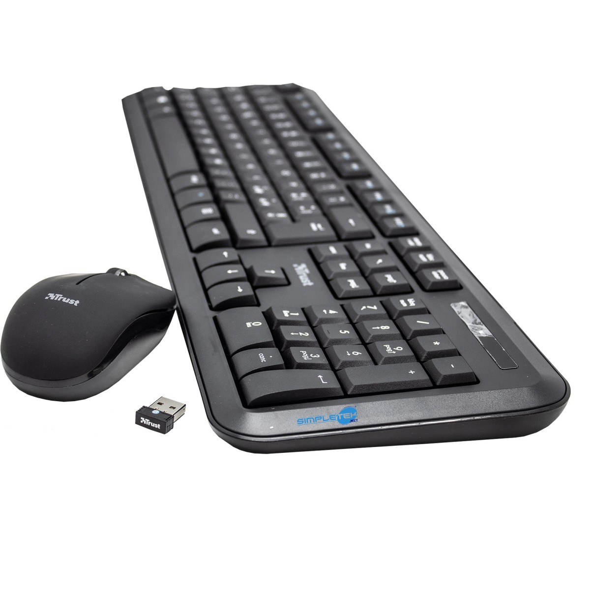 Tastiera e mouse neri con ricevitore USB su sfondo bianco.
