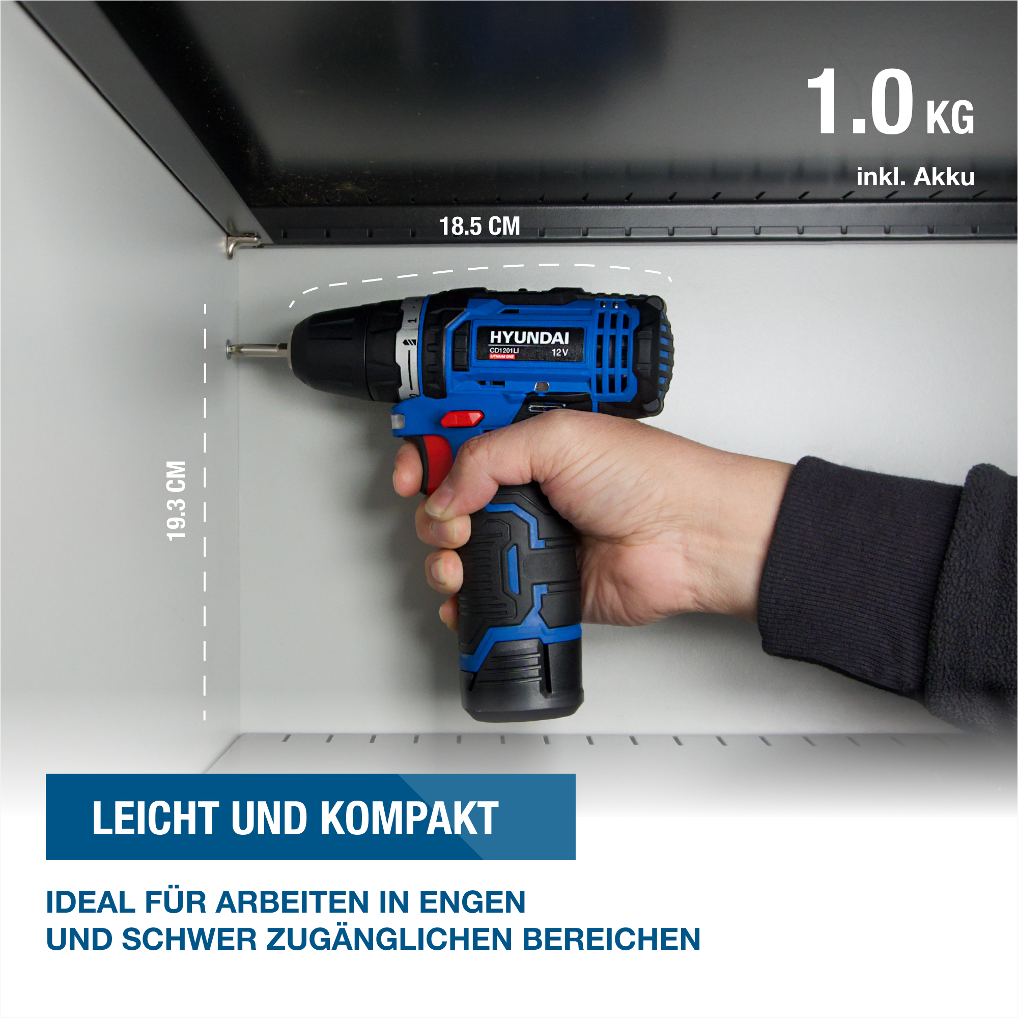 Ein blauer Hyundai Akkuschrauber wird von einer Hand gehalten. Maße 19.3x18.5cm.