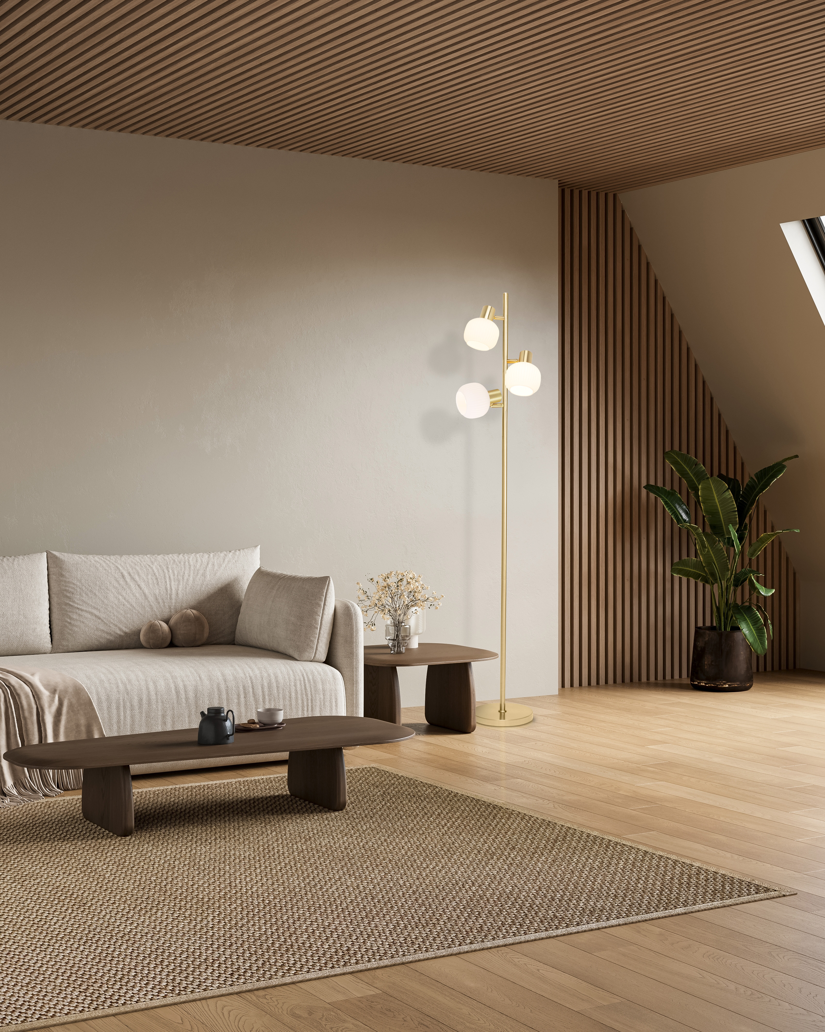 Ein helles Wohnzimmer mit Sofa, Couchtisch, Teppich, Lampe und Pflanze.