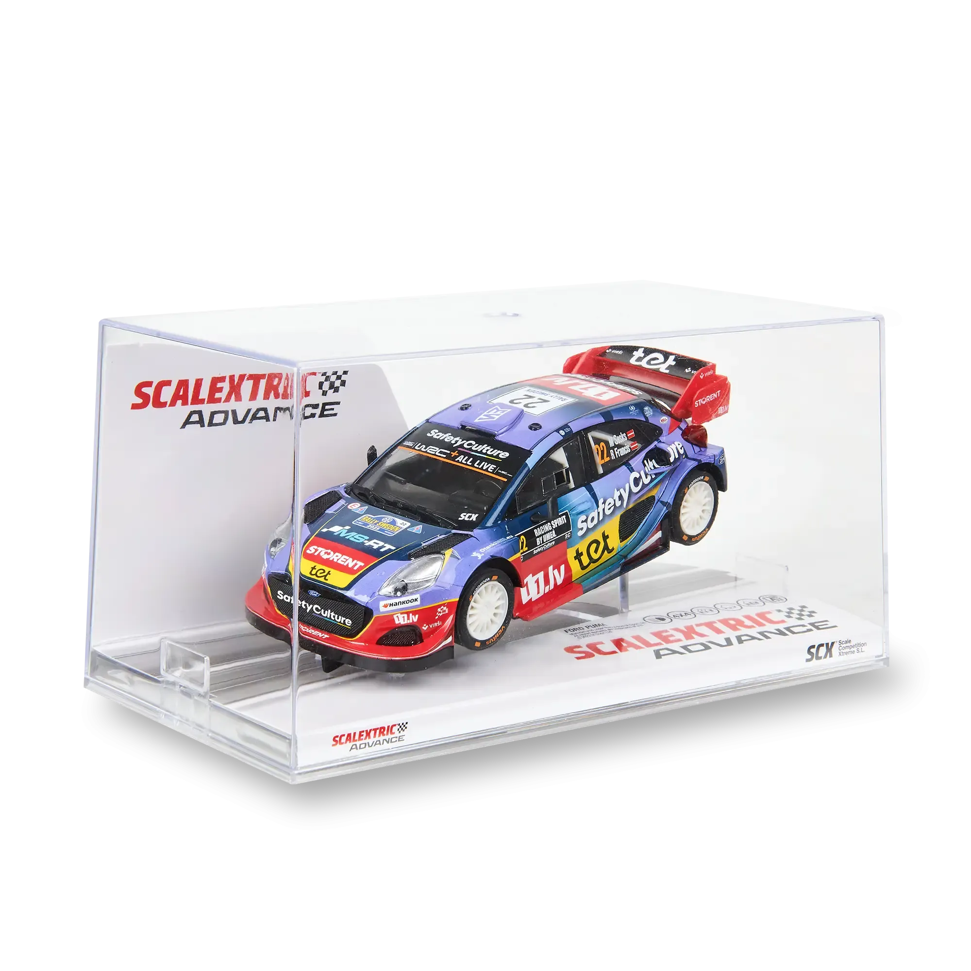 Un coche de rally Scalextric azul, morado y rojo en una vitrina.