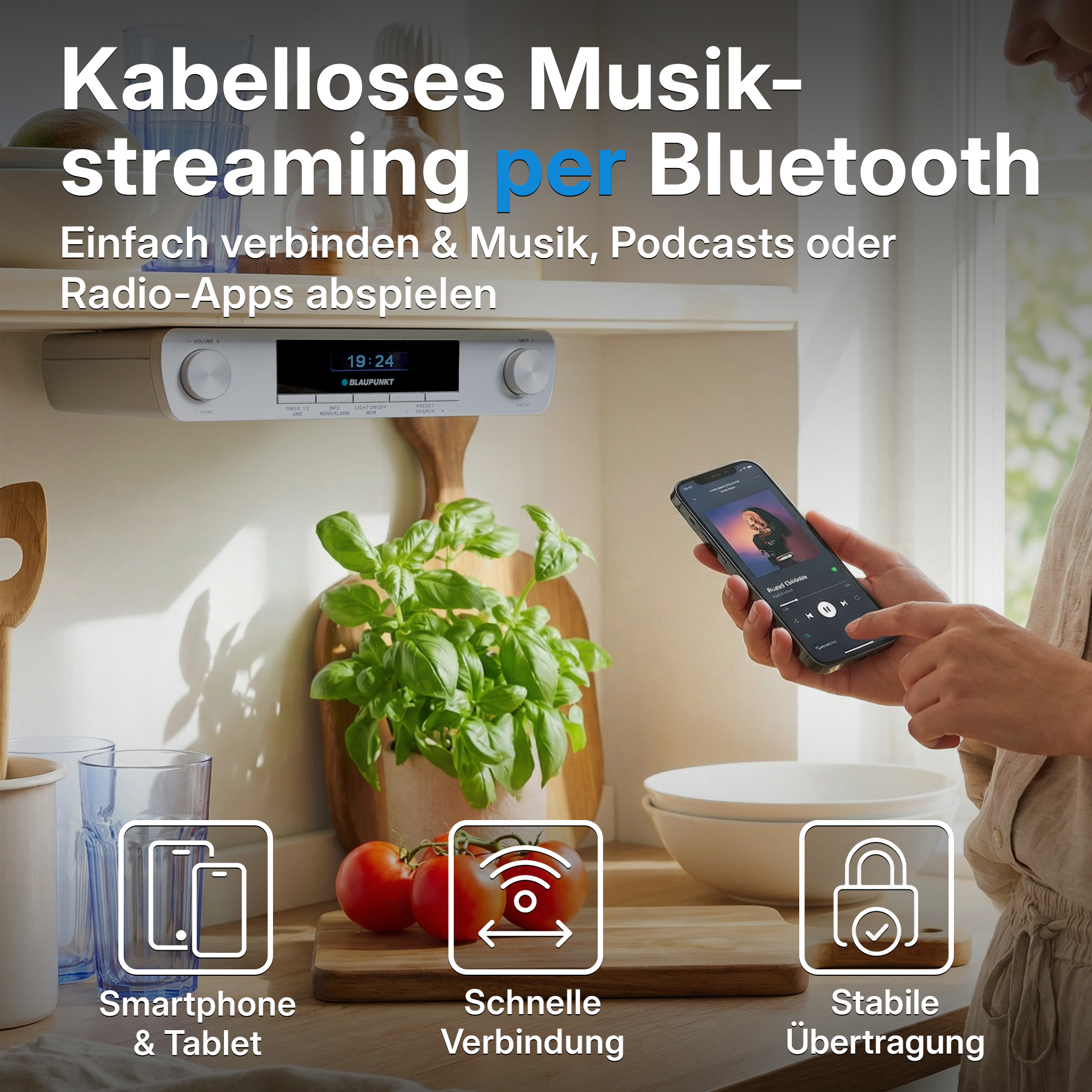 Ein Smartphone steuert Musik per Bluetooth über ein Küchenradio.