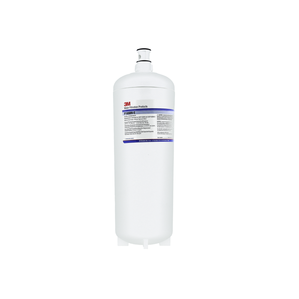 Ein weißer Wasserfilterkartusche mit blauer und violetter Beschriftung. Oben sind Anschlüsse.