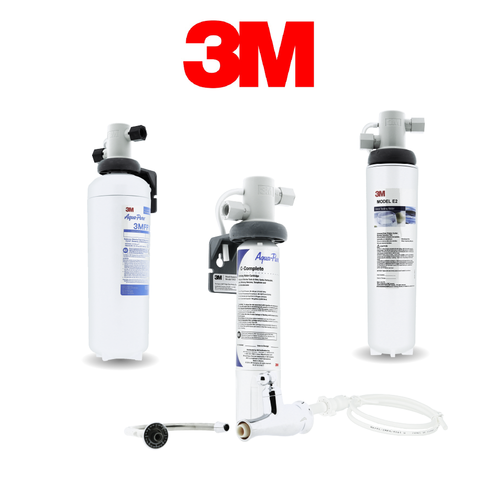 Drei 3M Wasserfilterpatronen und Zubehör auf weißem Hintergrund.