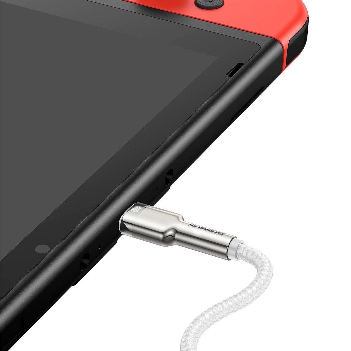 Un cavo USB bianco è collegato a un dispositivo mobile rosso e nero.