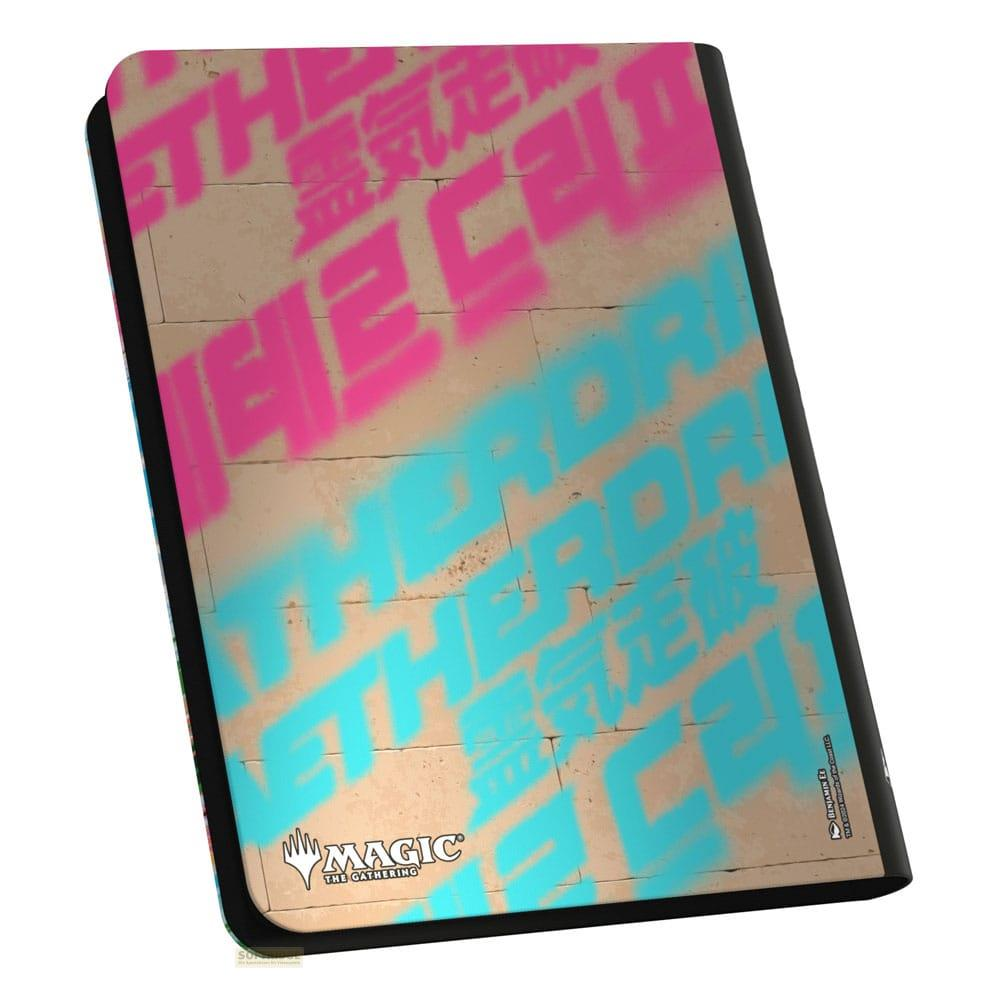Ein Kartenspiel-Etui mit Graffiti-Schriftzug in Pink und Türkis auf einer Steinwand.