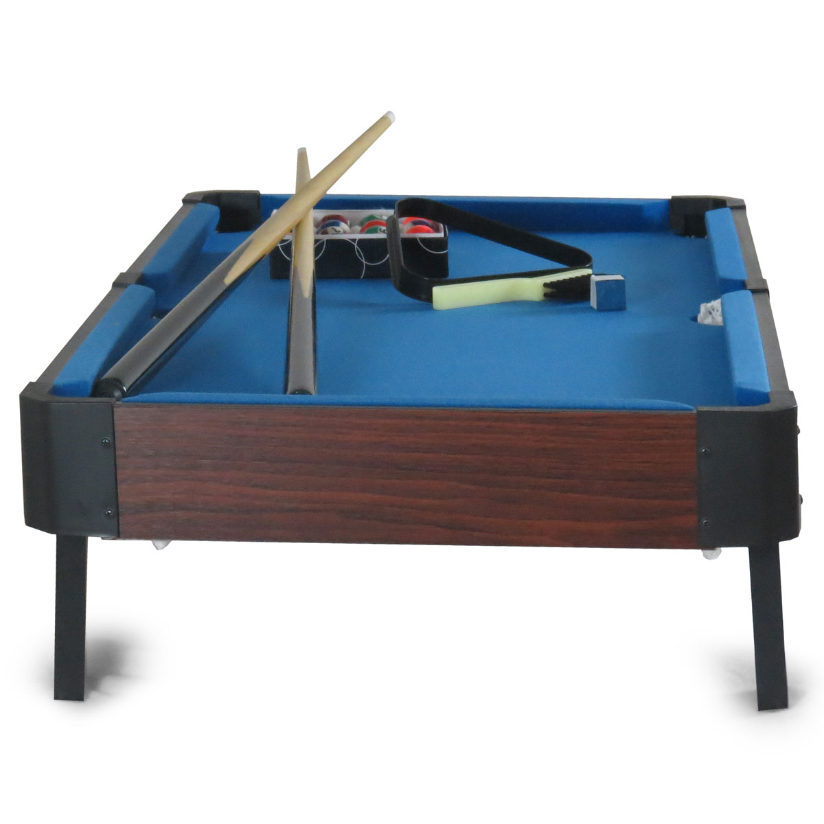 Een mini pooltafel met blauw vilt, twee keus, ballen en een driehoek.