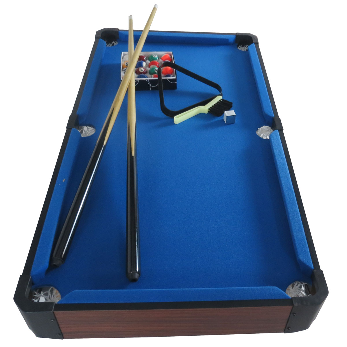 Een blauwe biljarttafel met ballen, keus, driehoek en borstel.