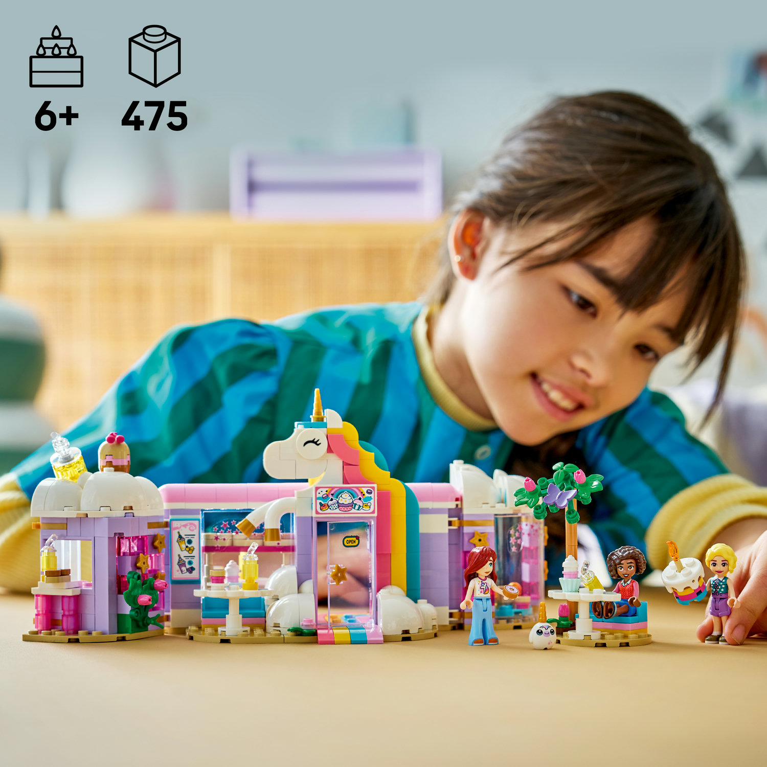 Dziewczynka bawi się zestawem Lego z jednorożcem i lodziarnią. 475 elementów, od 6 lat.