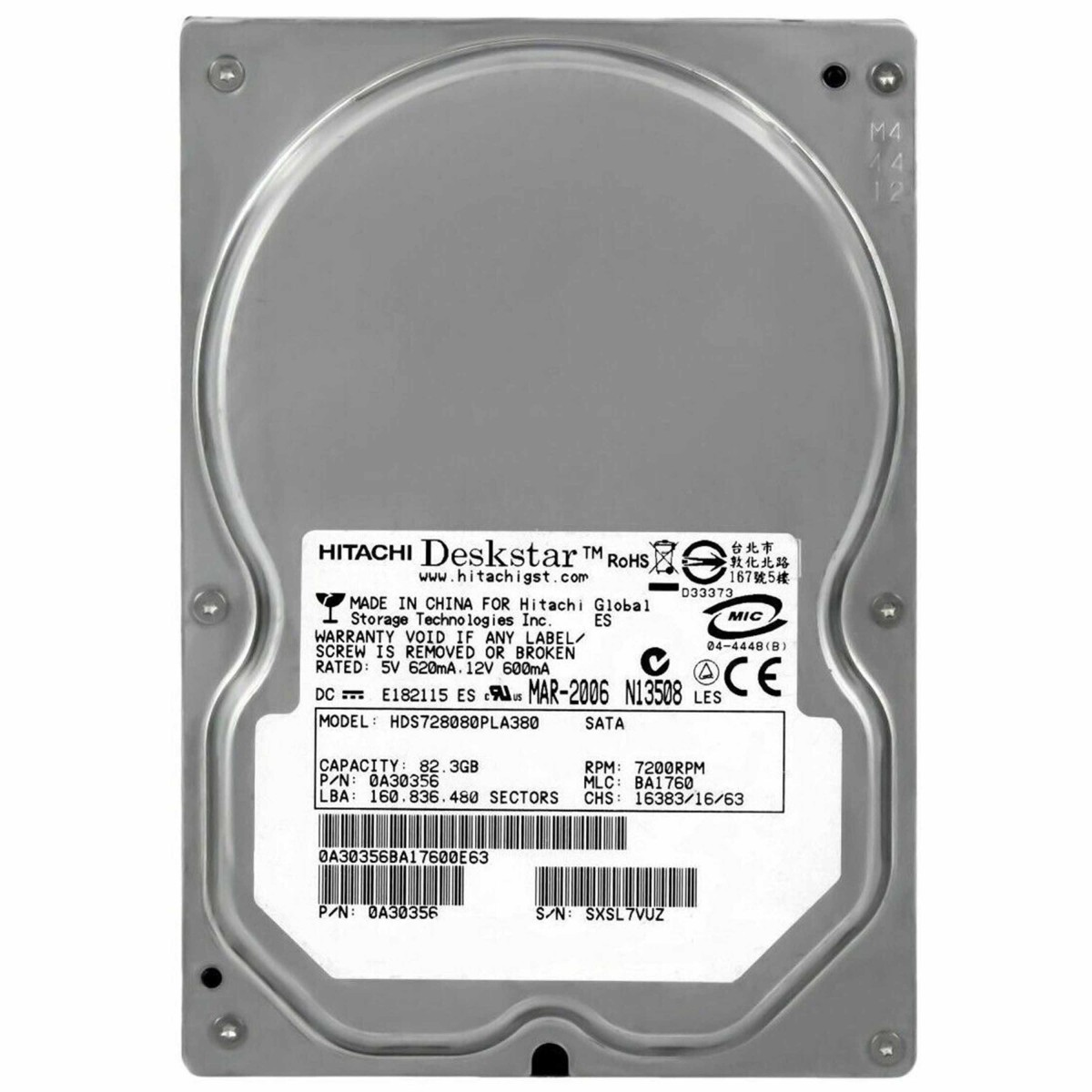 Un hard disk Hitachi Deskstar color argento con varie specifiche tecniche e il marchio stampati sulla sua etichetta.