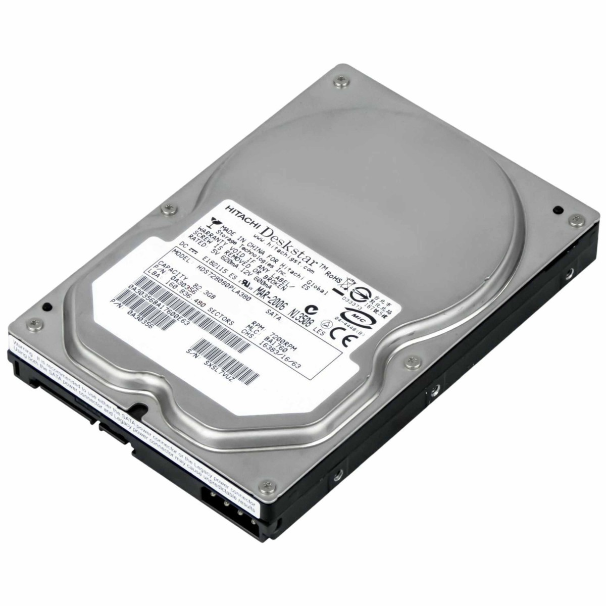 Un disco rigido Hitachi Deskstar argento e nero, angolato, che mostra la sua etichetta con specifiche e marchi normativi.