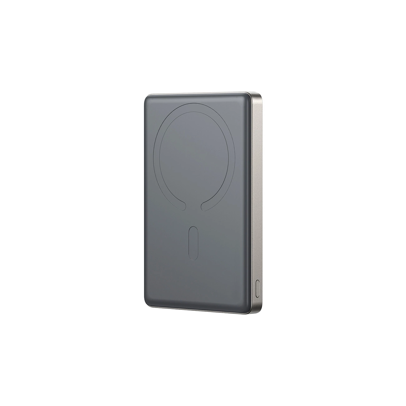 Eine dunkelgraue, rechteckige Powerbank mit einer kreisförmigen und vertikalen ovalen Vertiefung auf der Oberfläche, nach rechts geneigt.