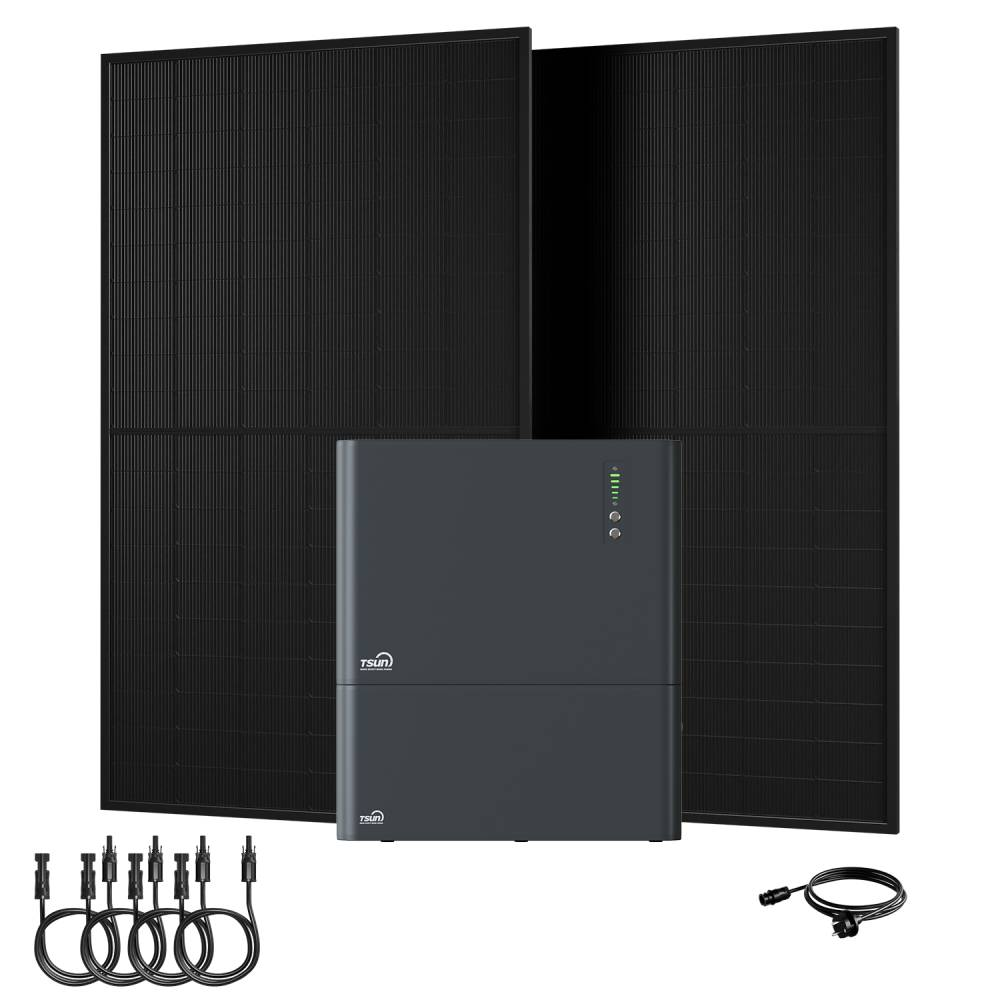 Drei schwarze Solarmodule mit einem dunklen Kasten und Kabeln auf weißem Grund.
