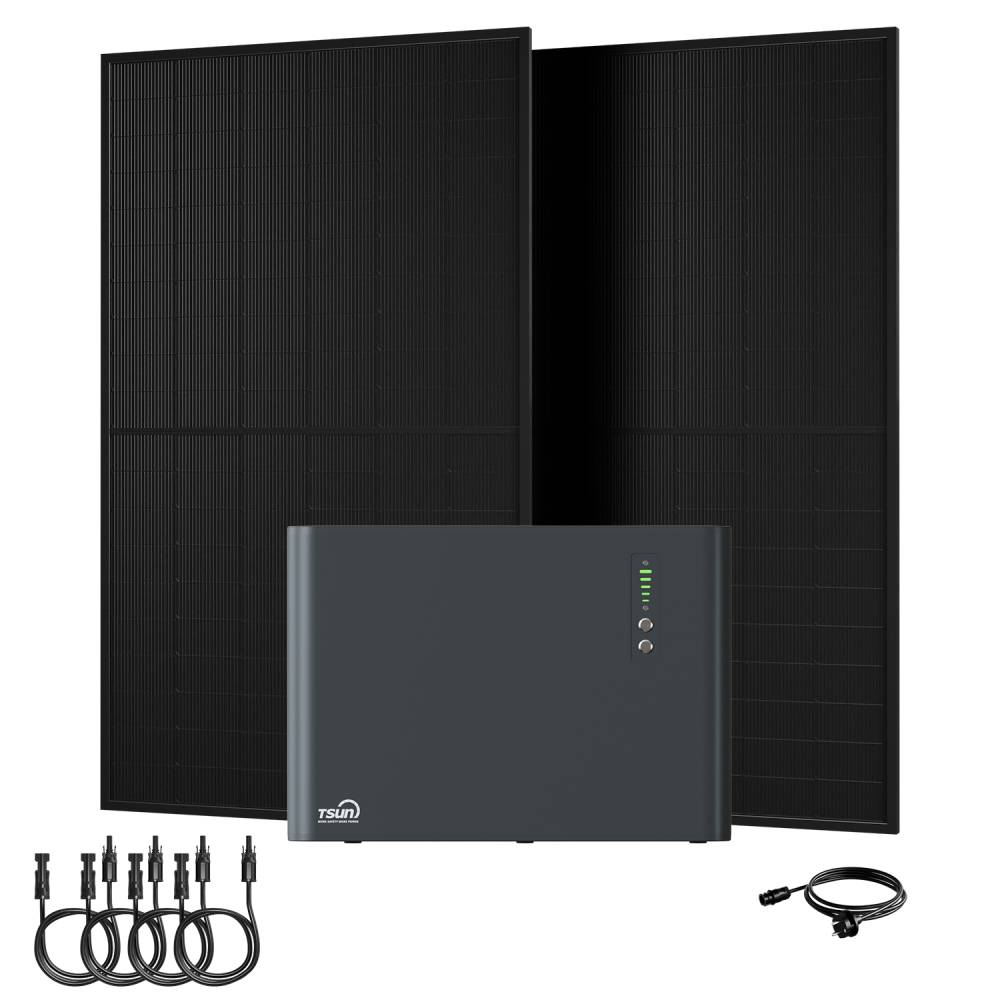 Zwei schwarze Solarmodule stehen hinter einer dunkelgrauen Batterie. Kabel sind im Vordergrund.