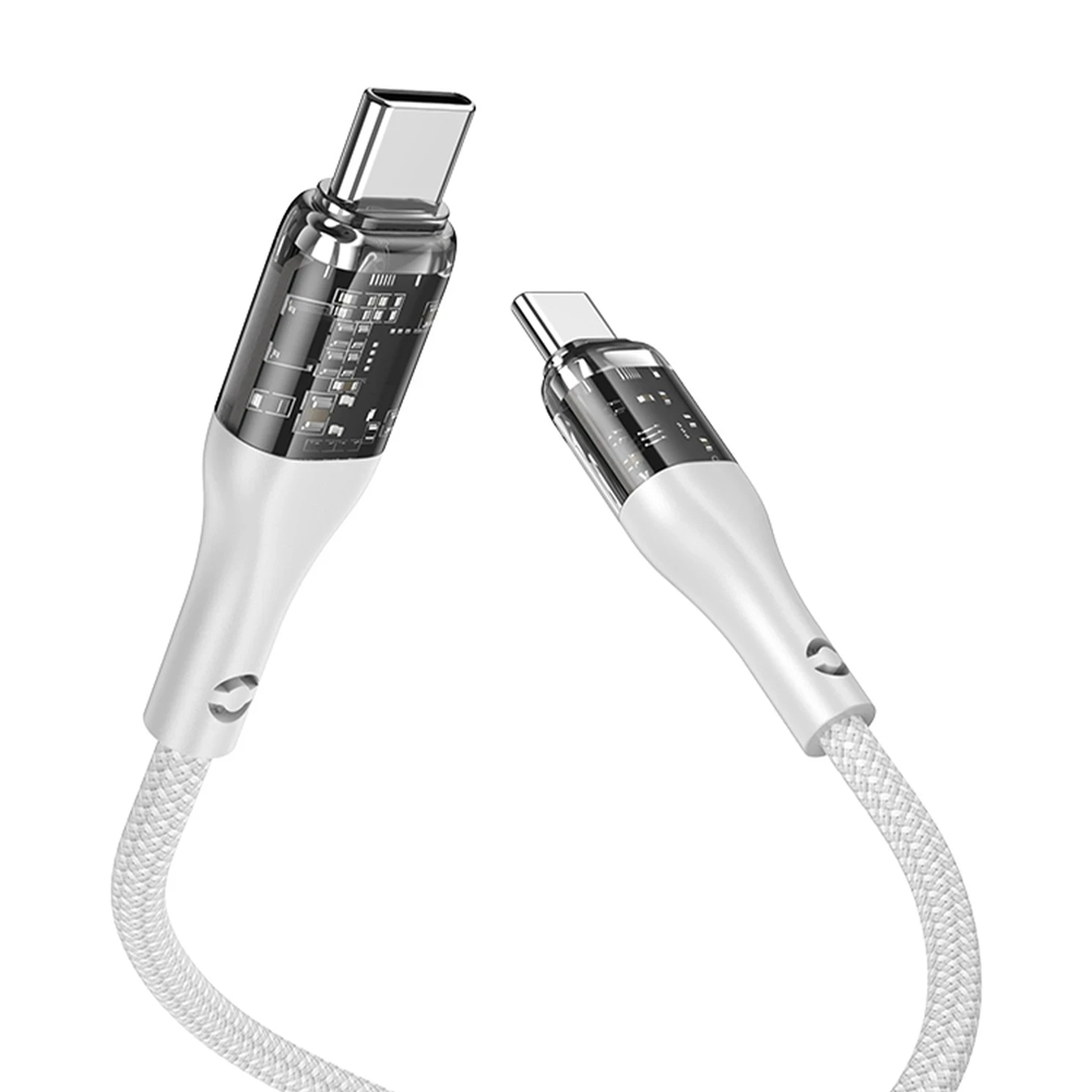 Devreleri gösteren şeffaf uçlu iki beyaz USB-C kablosu. Beyaz örgülü kablo.