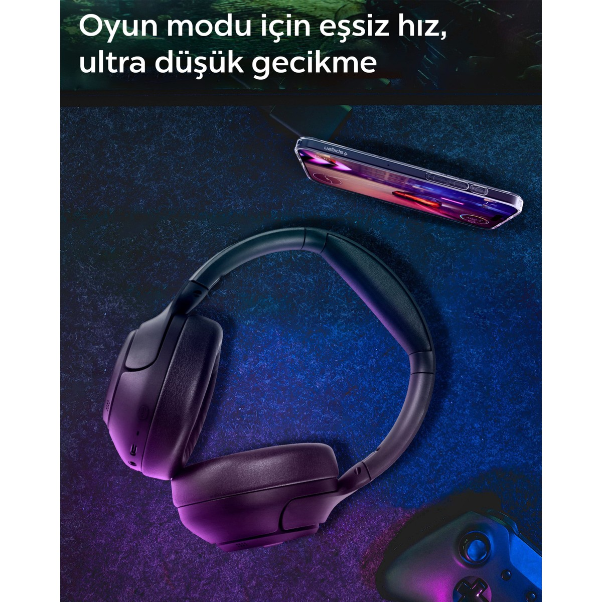 Koyu renk geçişli zeminde kulaklık, akıllı telefon ve kontrolcü.