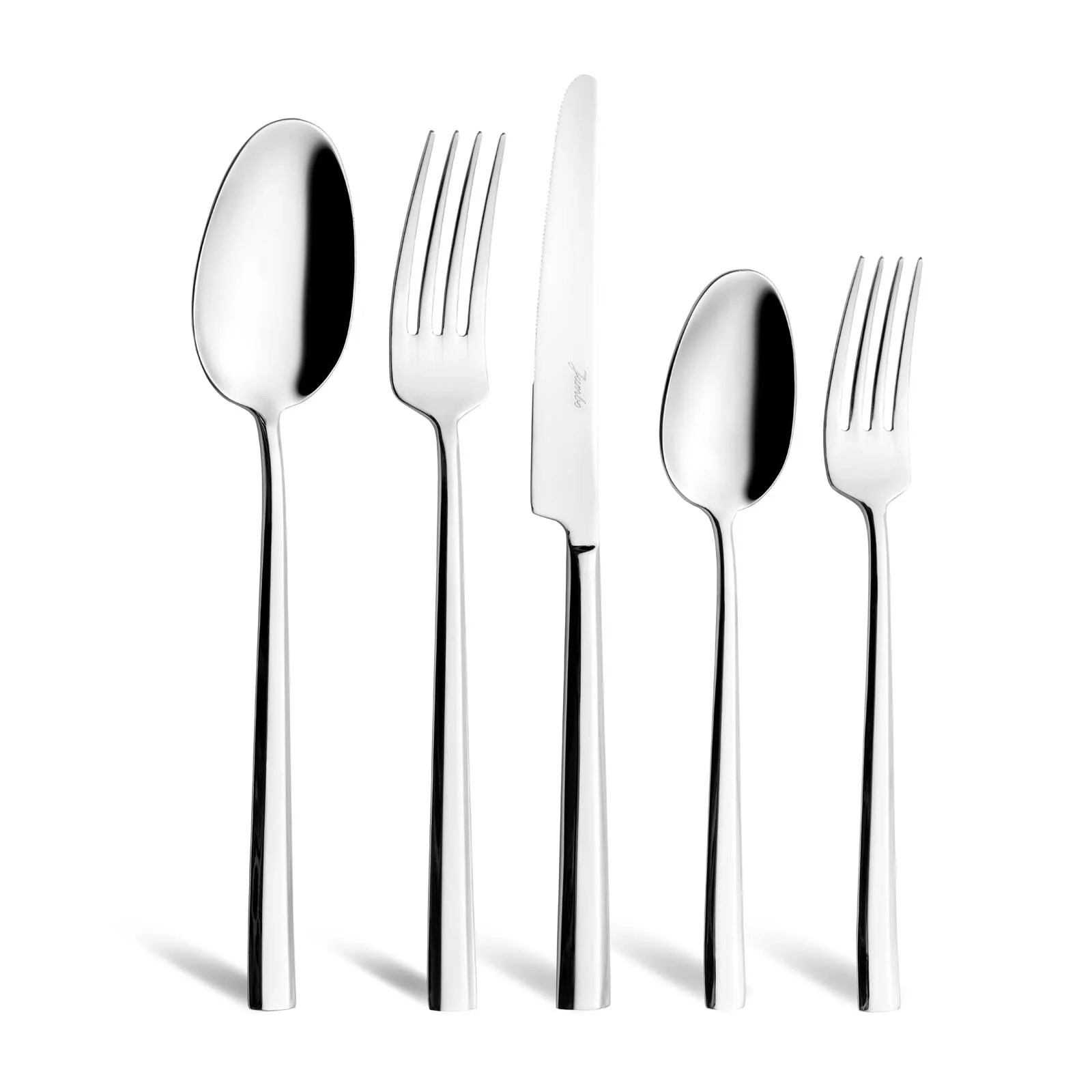 Beyaz zeminde iki kaşık, bir bıçak ve iki çatal, cilalı metalden yapılmış.