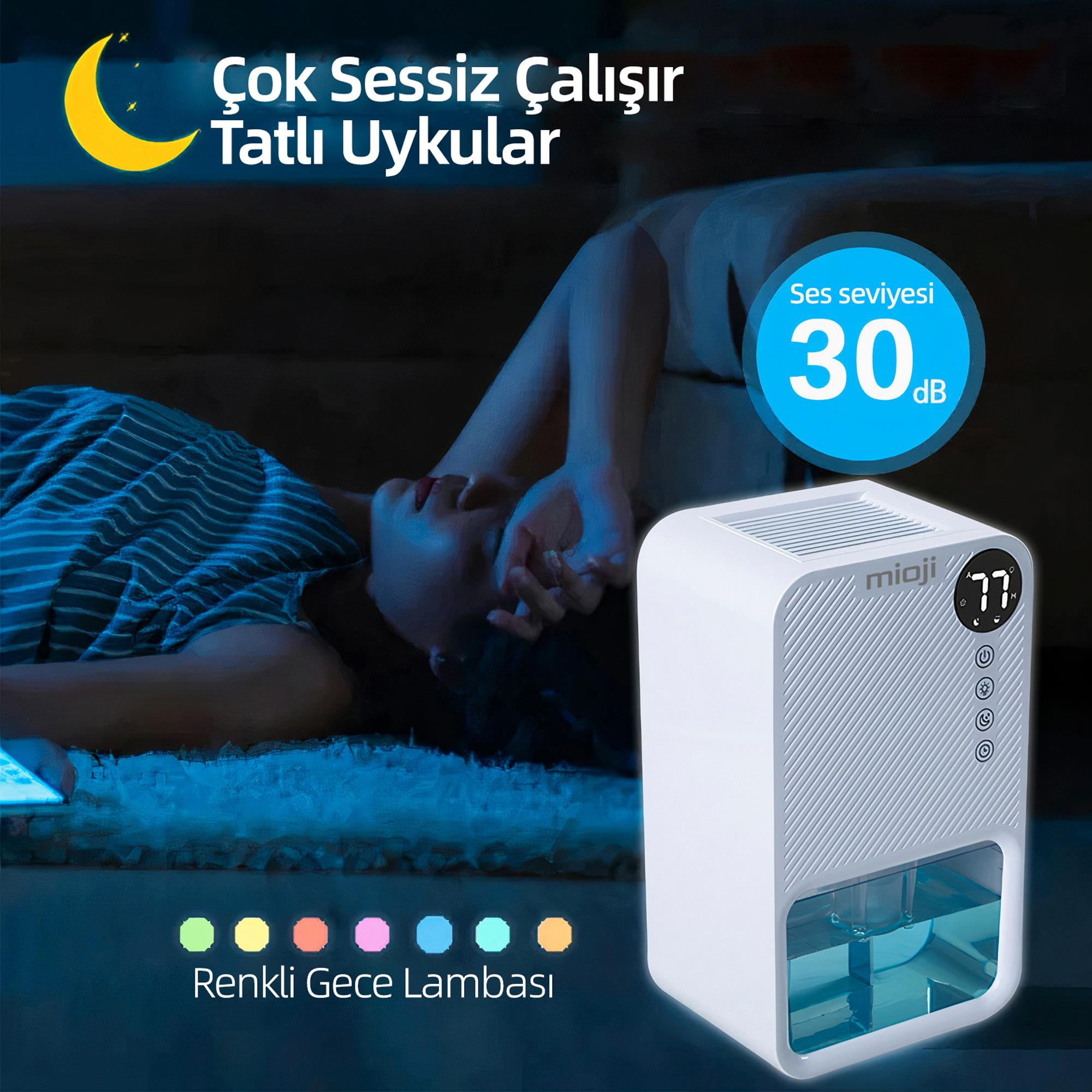 Mavi su haznesine sahip beyaz nemlendirici, mavi ışıkta uyuyan bir kişinin yanında.