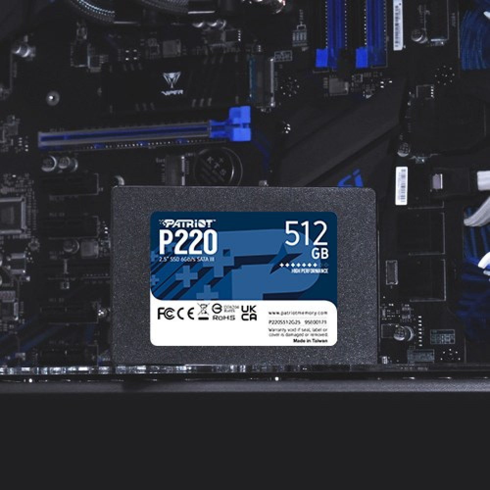 Dysk SSD Patriot P220 512GB leży na płycie głównej komputera.