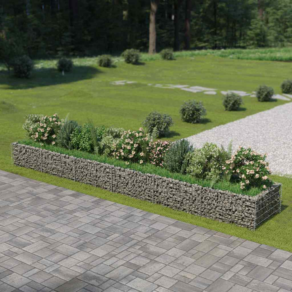 Ein Gabionen-Hochbeet mit Pflanzen und Blumen, daneben eine Terrasse und ein Kiesweg.