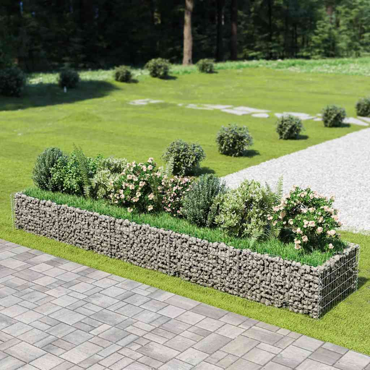 Ein Gabionen-Hochbeet mit grünen Pflanzen und rosa Blüten, auf einem Rasen.