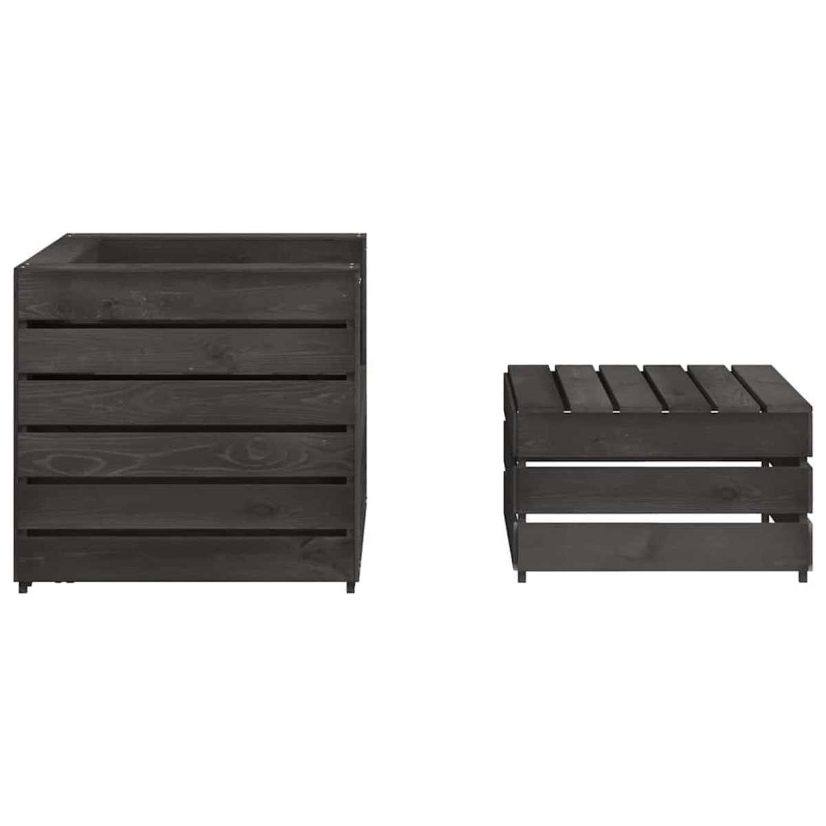Ein dunkler Holzkübel und ein kleiner Hocker aus Holzlatten.