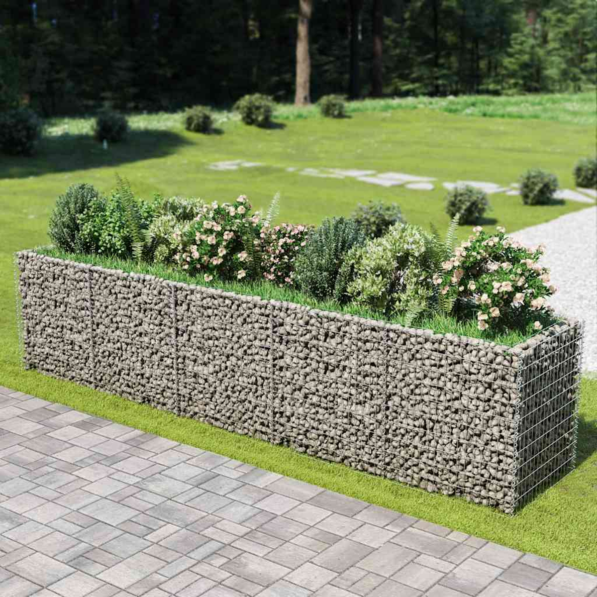 Ein rechteckiger Steingarten mit Blumen und Gräsern auf Rasen.