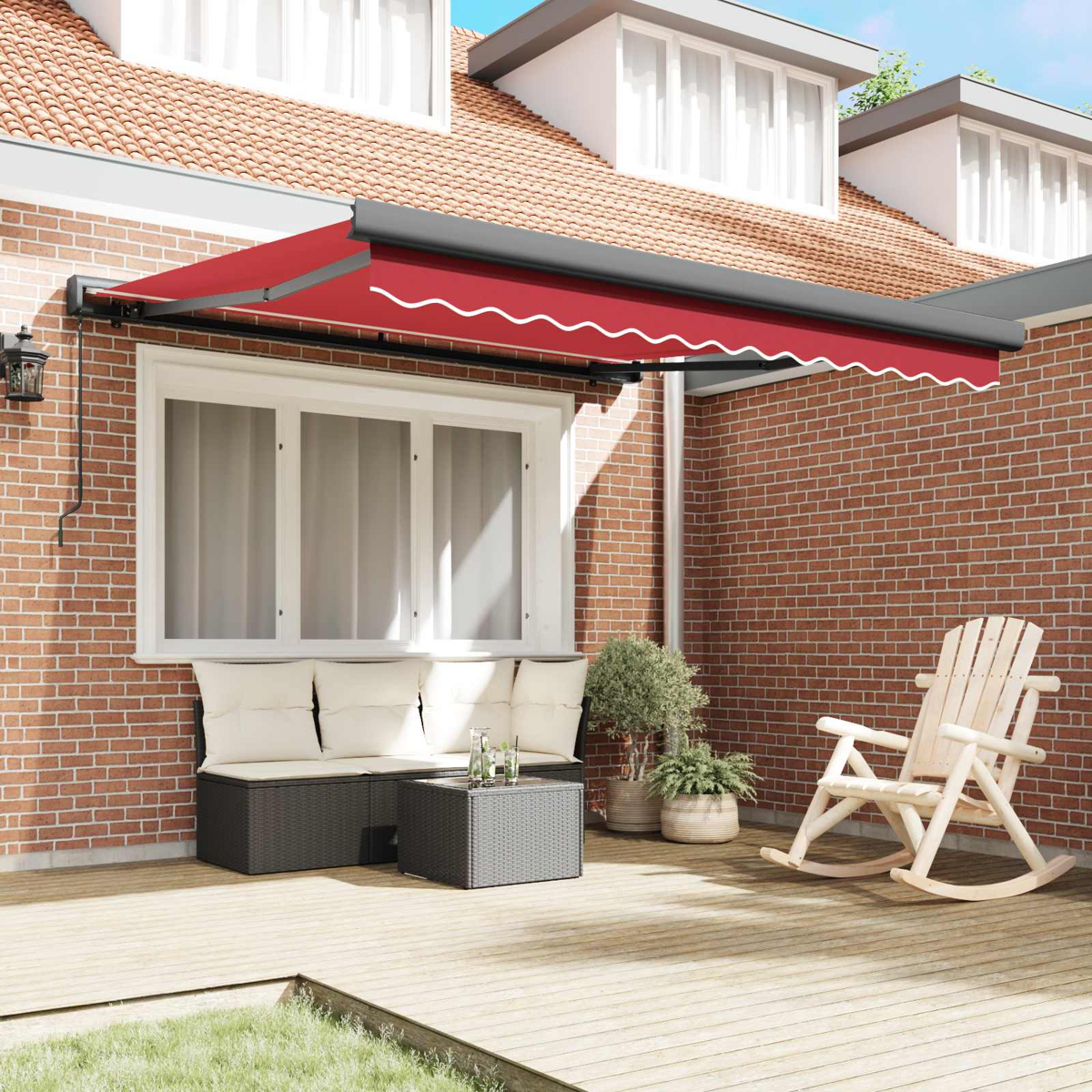Rote Markise über Terrasse mit Sitzgelegenheiten, Couchtisch und Schaukelstuhl.