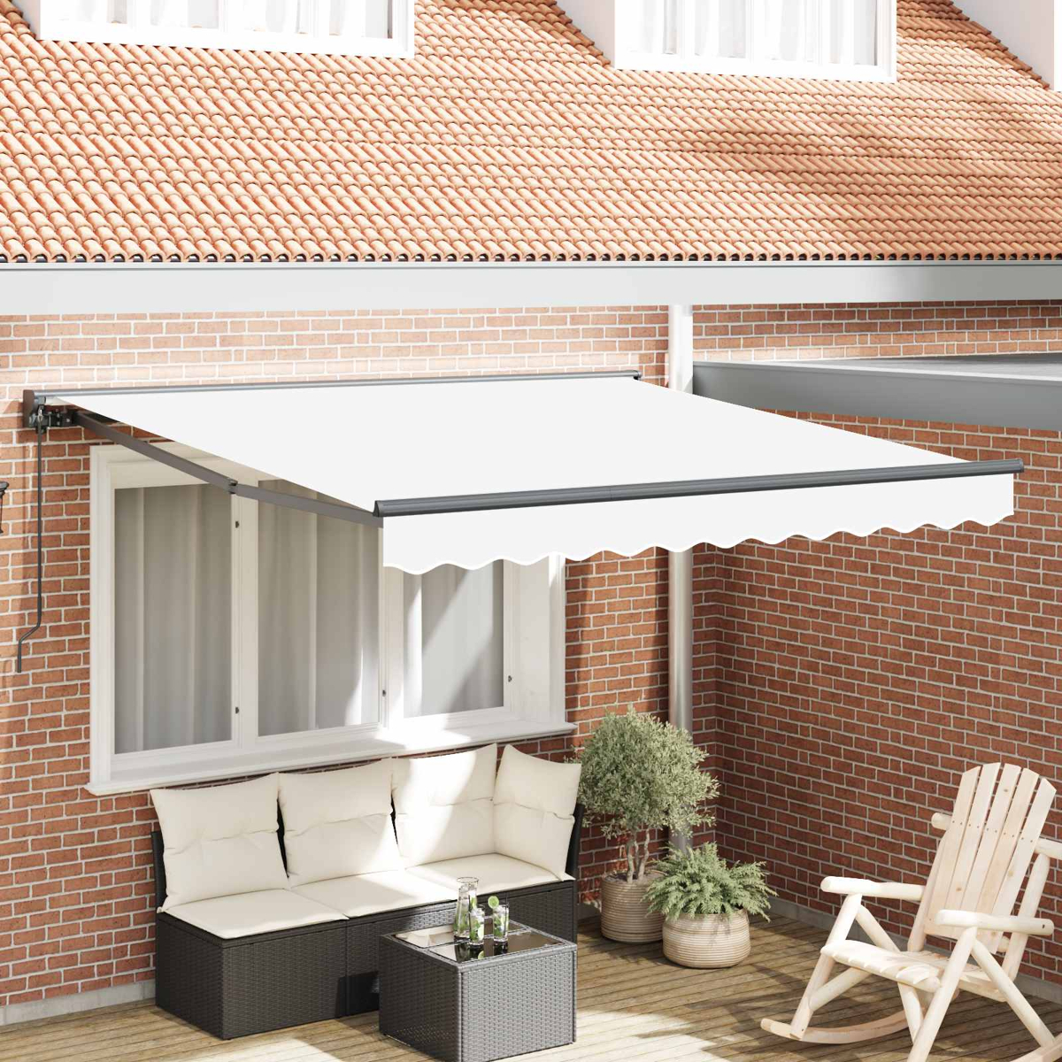 Ausgefahrene weiße Markise über einem Sofa und Tisch auf einer Holzterrasse.