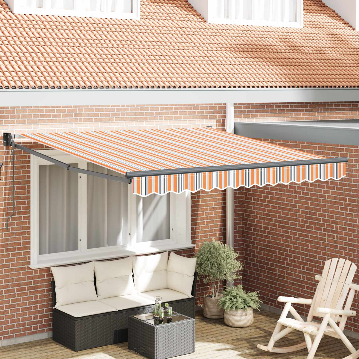 Ein gestreiftes Vordach beschattet eine Terrasse mit Sofa, Couchtisch und Schaukelstuhl.