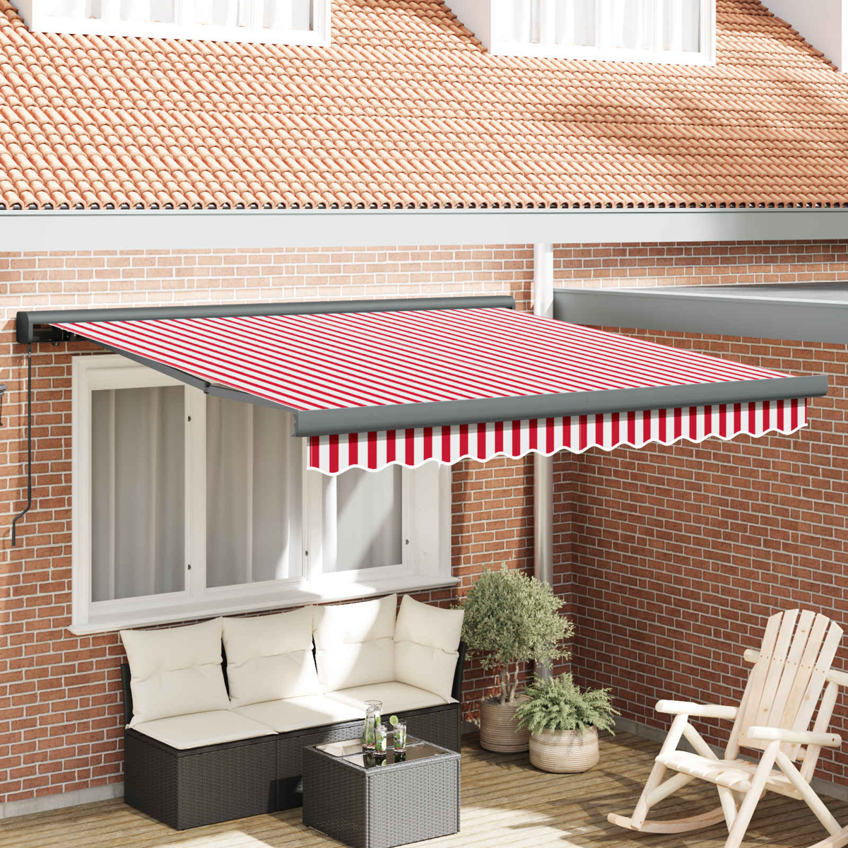 Ausgefahrene Markise mit rot-weißen Streifen über einer Sitzecke mit Sofa und Tisch.
