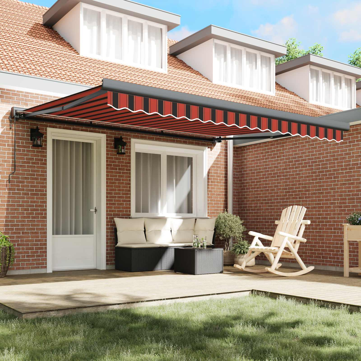 Terrassenüberdachung mit rot-schwarzen Streifen über einem Sofa, Tisch und Schaukelstuhl.