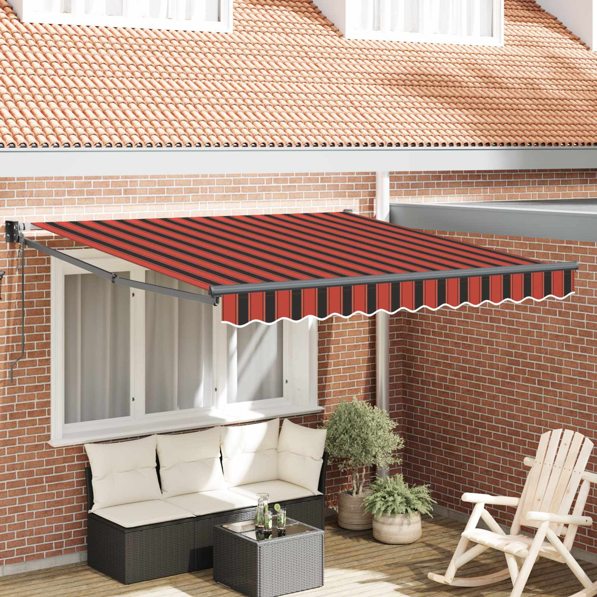 Ausfahrbare Markise mit roten und schwarzen Streifen über einem Sofa und Tisch.