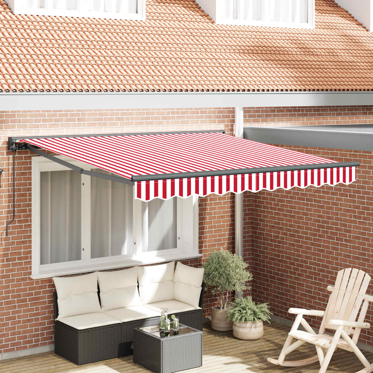 Ein roter und weiß gestreifter Markise über einer Sitzgruppe auf einer Terrasse.