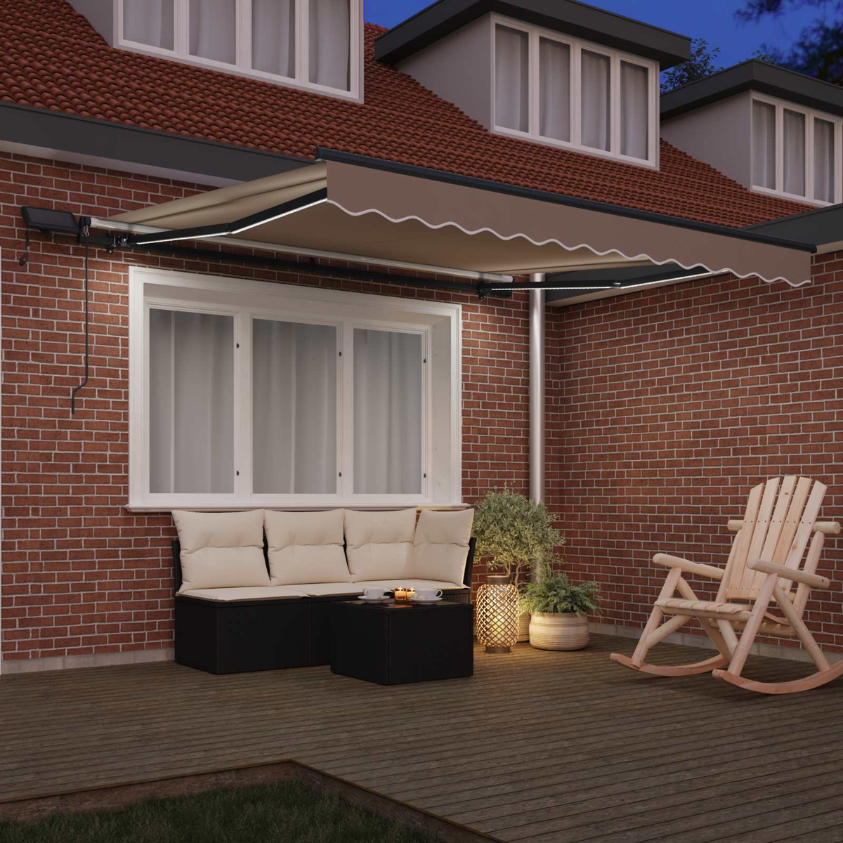 Terrasse mit ausgefahrenem Sonnensegel, Sofa, Schaukelstuhl und Pflanzen.