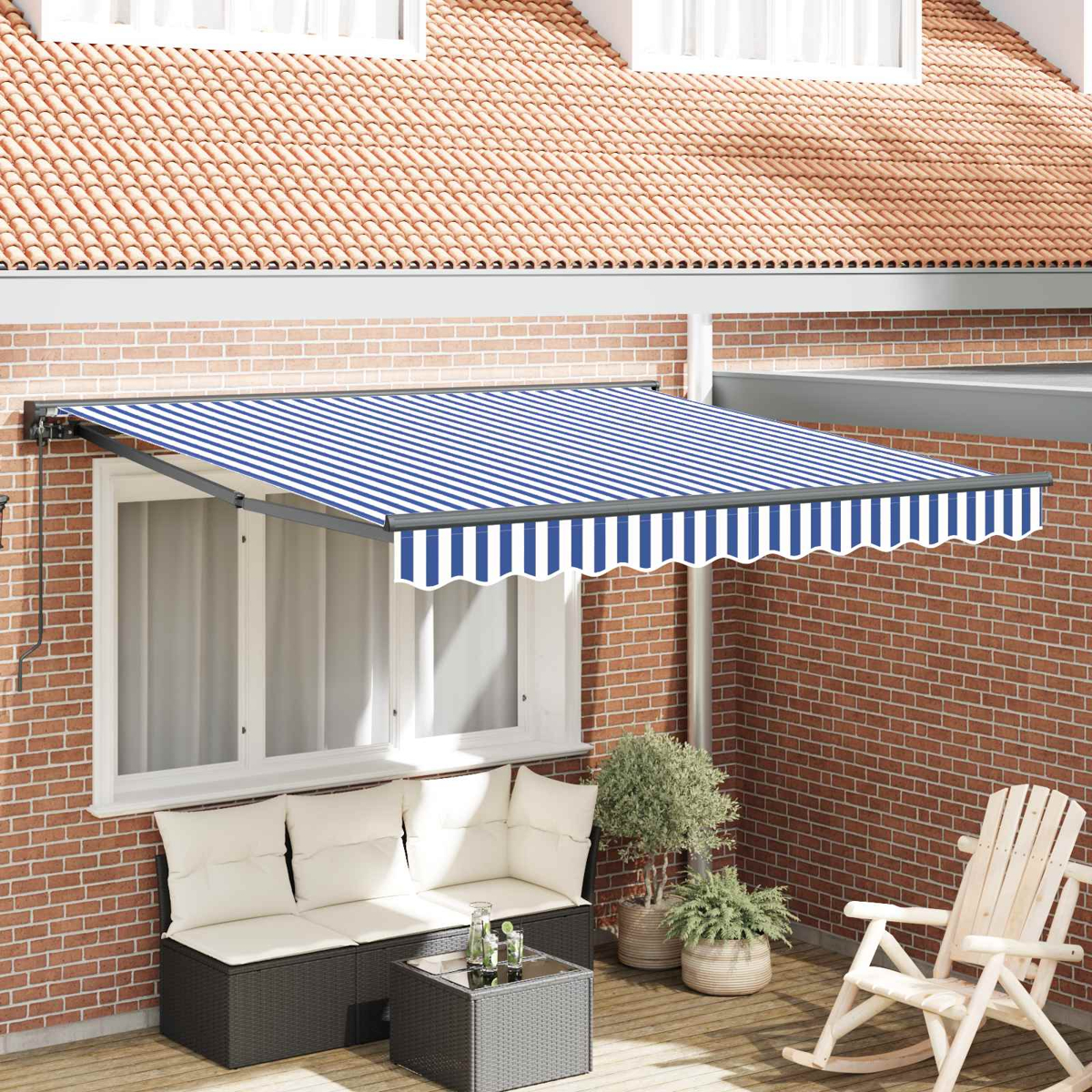 Ein gestreiftes blau-weißes Vordach über einem Fenster, mit Gartenmöbeln darunter.