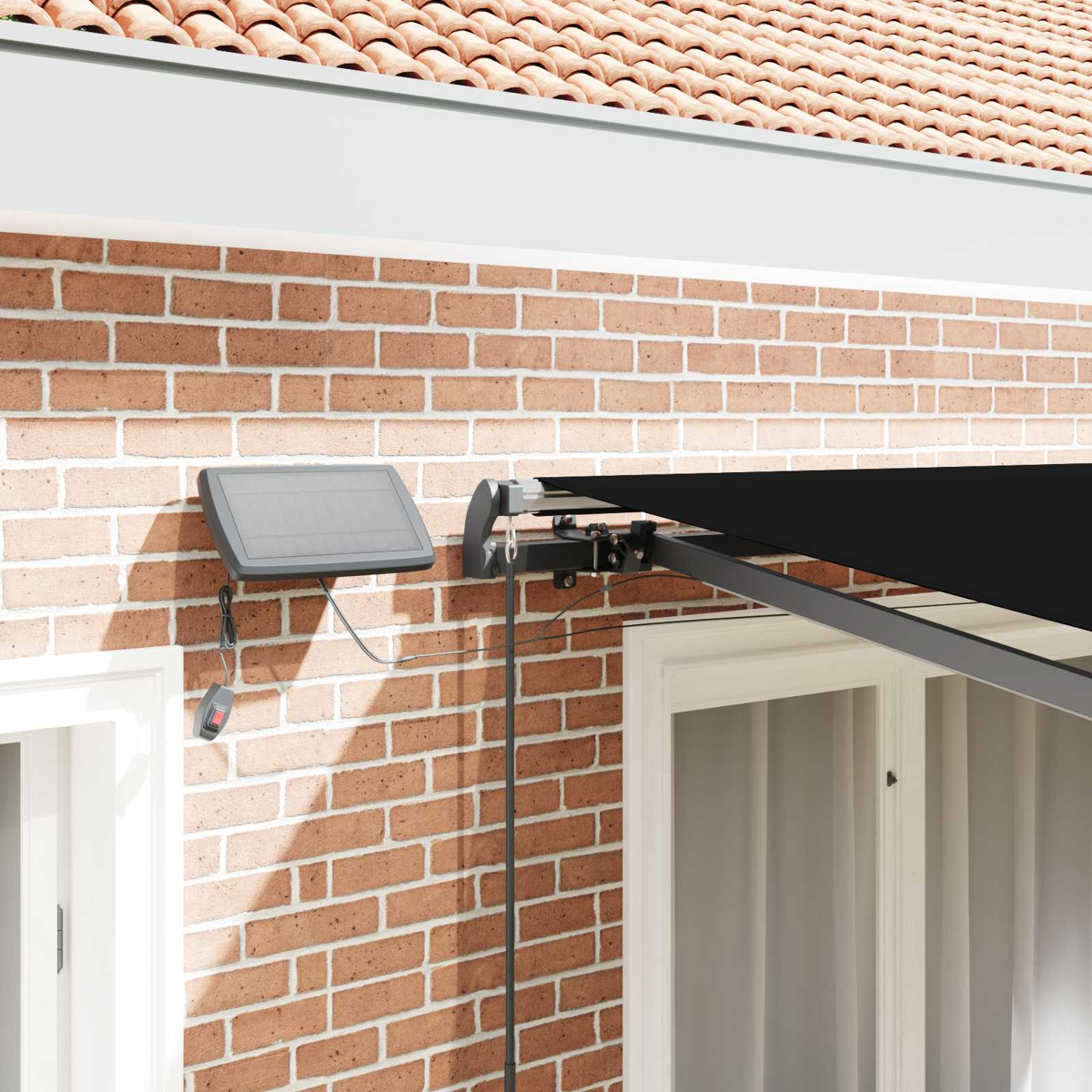 Solarpanel und Markise an Ziegelwand neben Fenstern unter Ziegeldach.