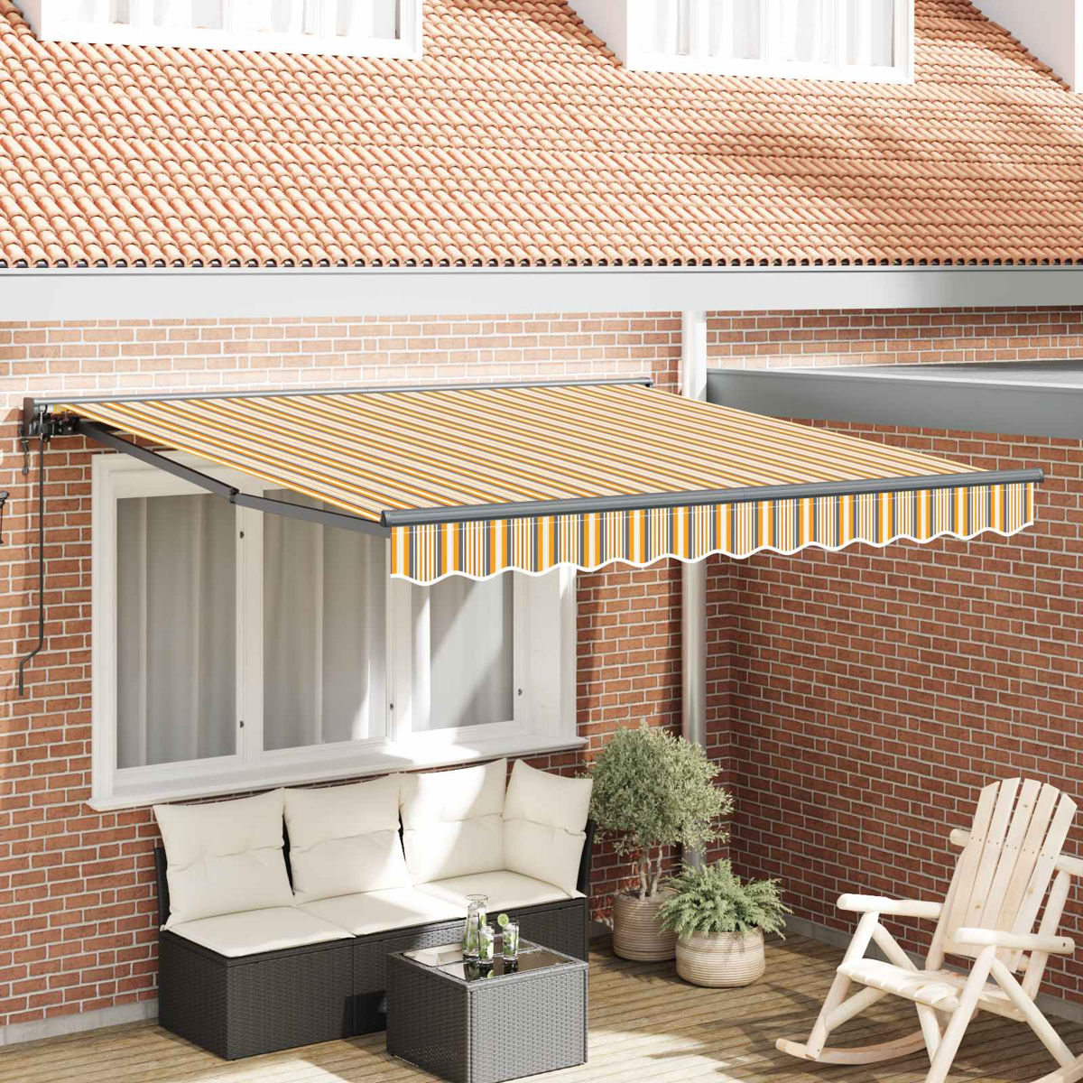 Ausgefahrene Markise mit Streifenmuster über einem Fenster, daneben Sitzmöbel und ein Schaukelstuhl.