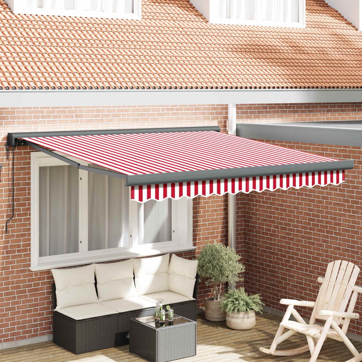 Eine rot-weiß gestreifte Markise erstreckt sich über eine Terrasse mit einem dunklen Korbbett, einem Glastisch und einem hölzernen Schaukelstuhl.
