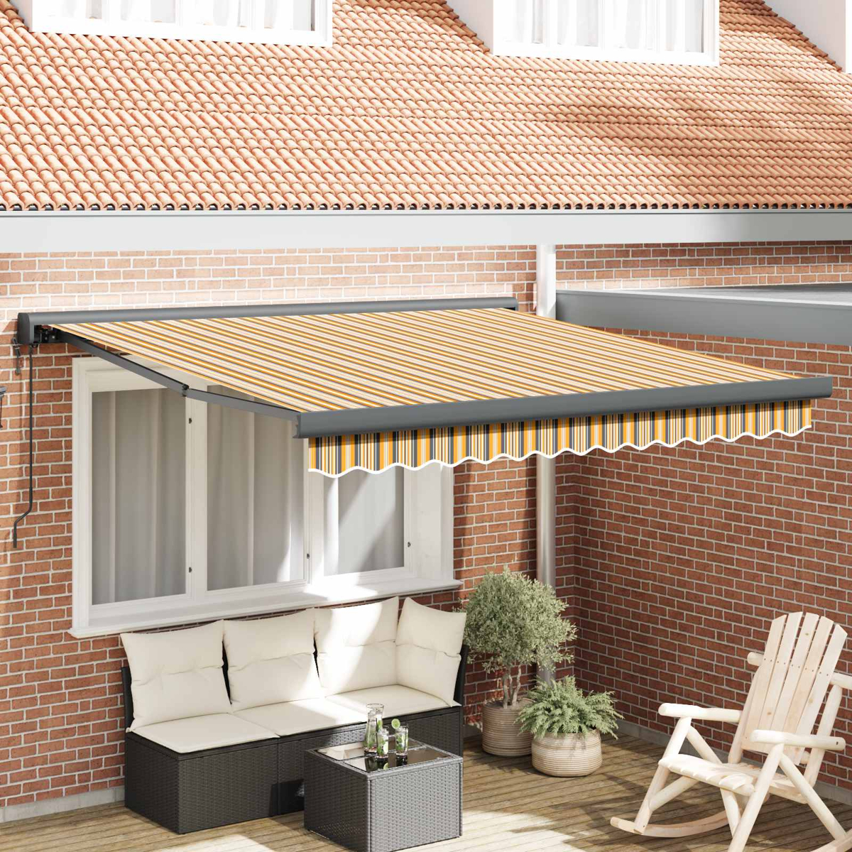 Eine gestreifte Markise erstreckt sich über eine Terrasse mit Sofa, Tisch und Schaukelstuhl.