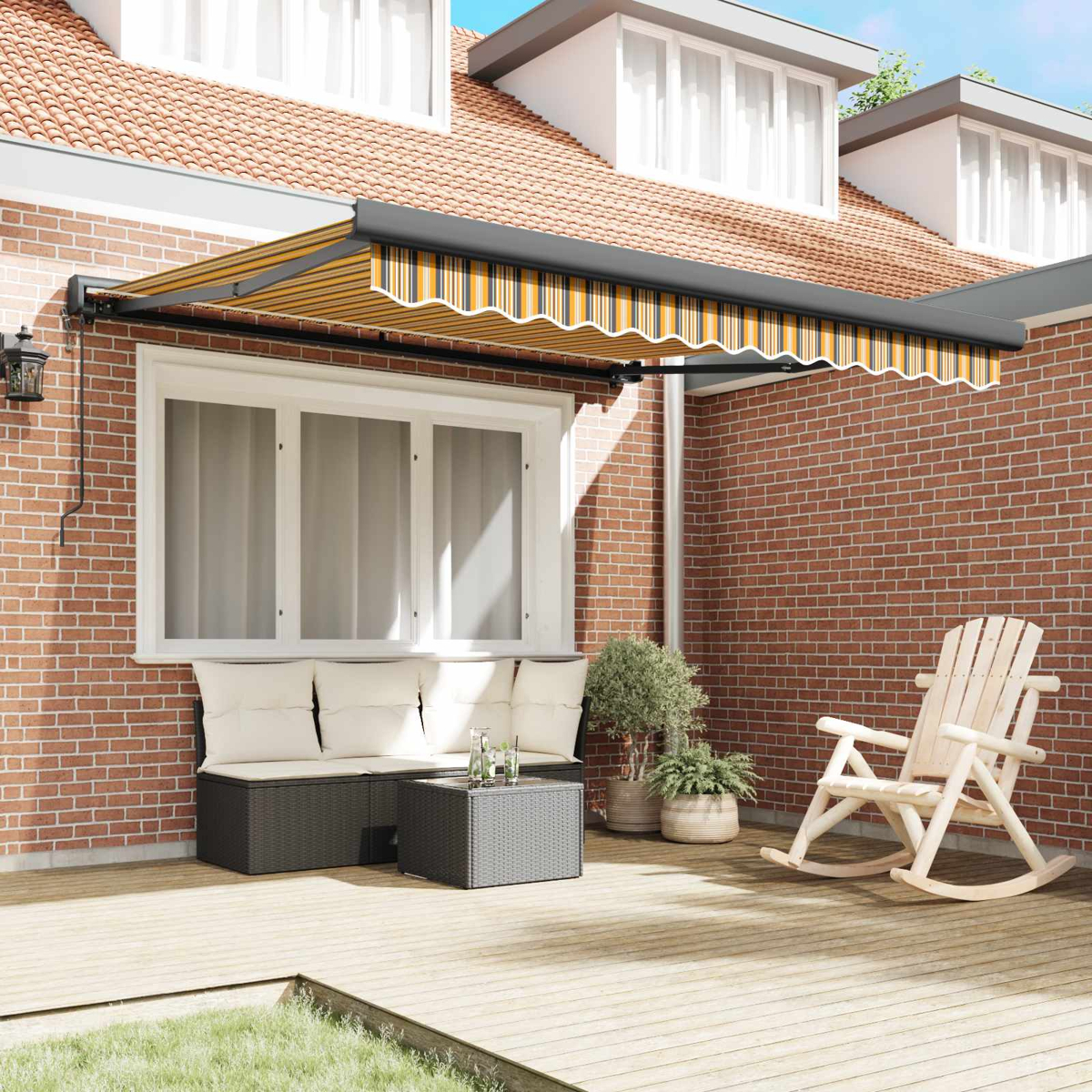 Eine gestreifte Markise ragt über eine Terrassengarnitur mit Sofa, Tisch und Schaukelstuhl.