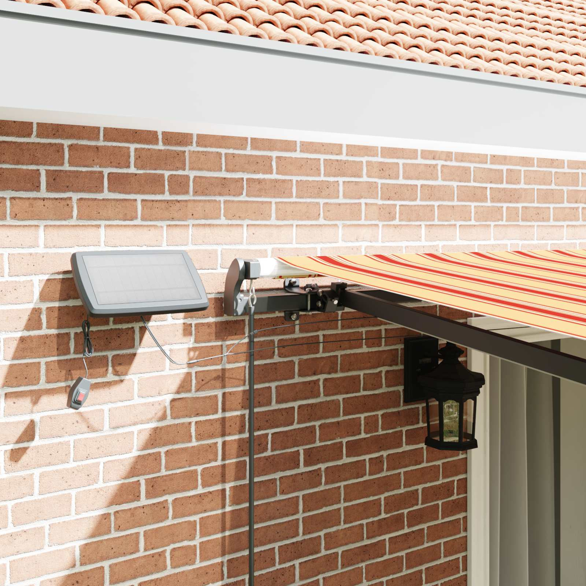 Markise mit Solarpanel und Laterne an einer Ziegelwand.