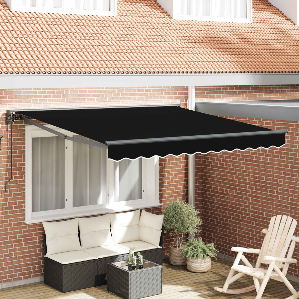 Un toldo negro sobre un sofá y mesa en un patio de madera.