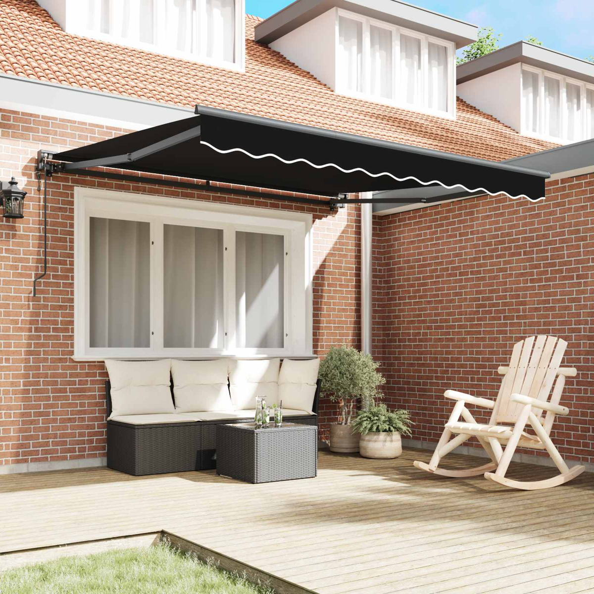 Un toldo negro extendido sobre una zona de asientos en una terraza de madera.