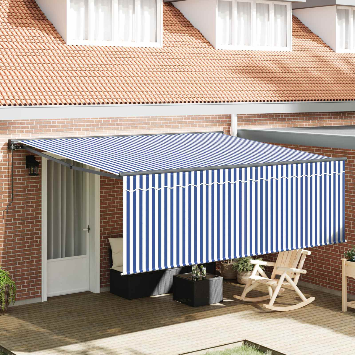 Un toldo extendido con rayas azules y blancas sobre una terraza de madera con muebles.