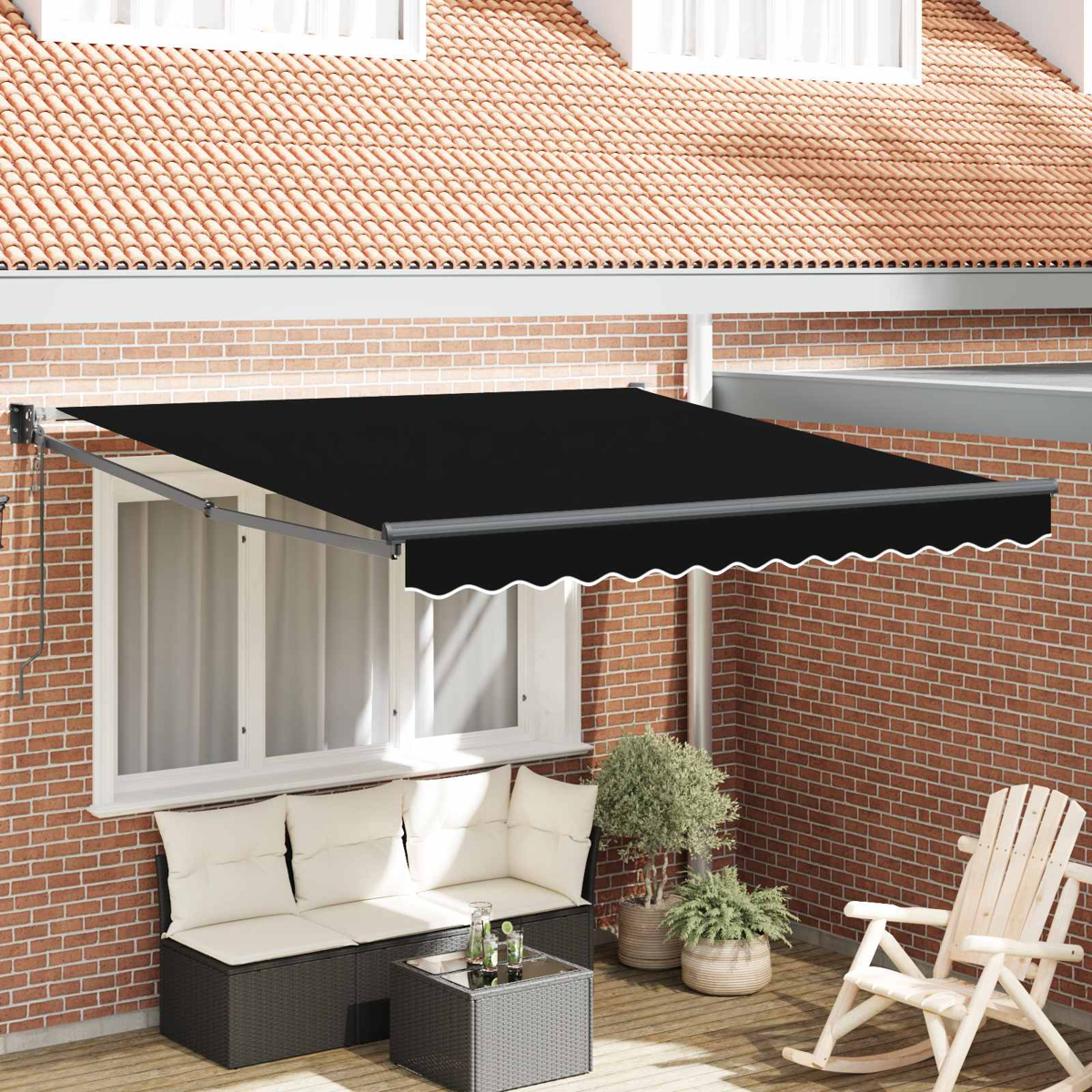 Una tenda da sole nera sopra un'area salotto in rattan e un tavolo di legno.