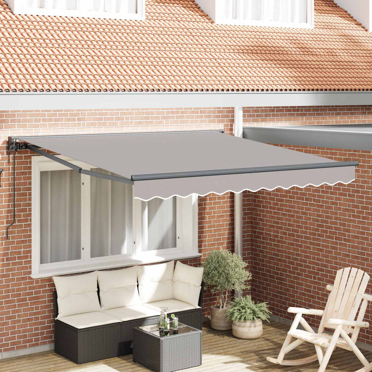 Grauer Markisen-Überzug über einer Sitzgruppe aus Rattan-Optik mit Kissen.