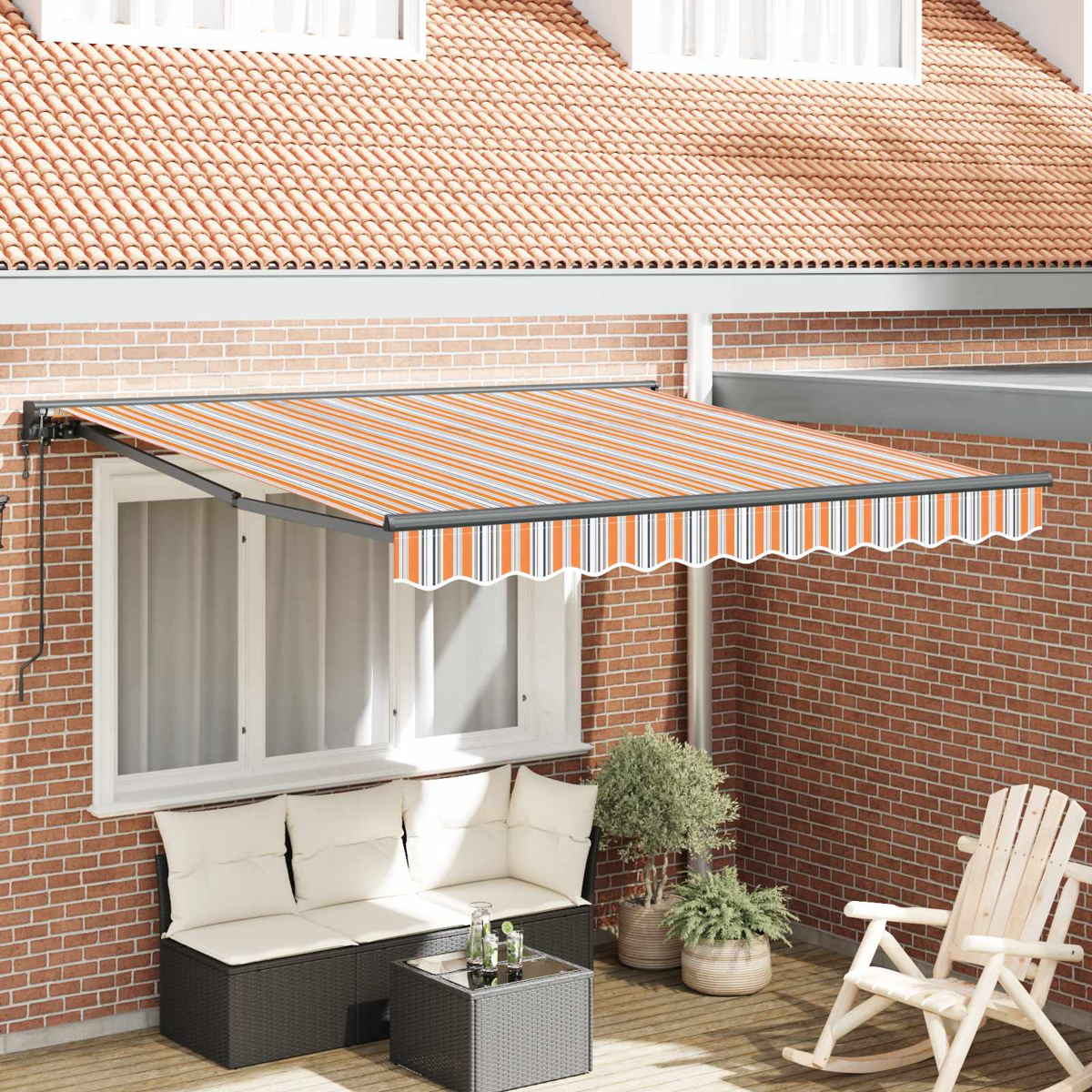 Ausziehbarer Sonnenschirm mit orange-weißen Streifen über einer Sitzgruppe und einem Schaukelstuhl.