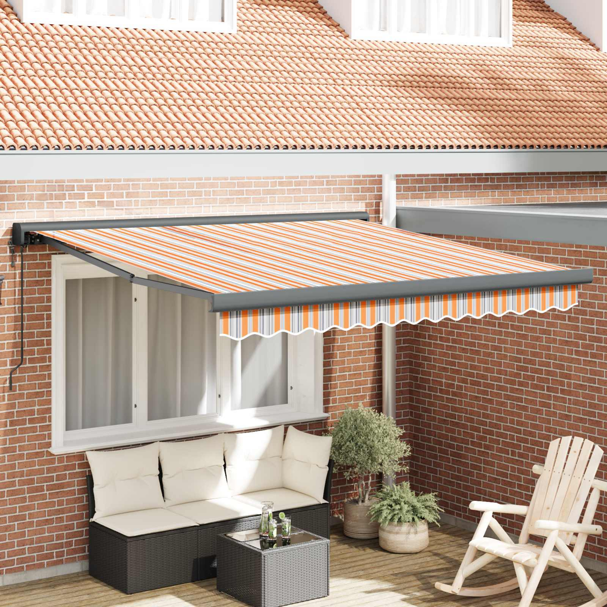 Ausgefahrene Markise mit orange-weißen Streifen über einem Sofa und Tisch.