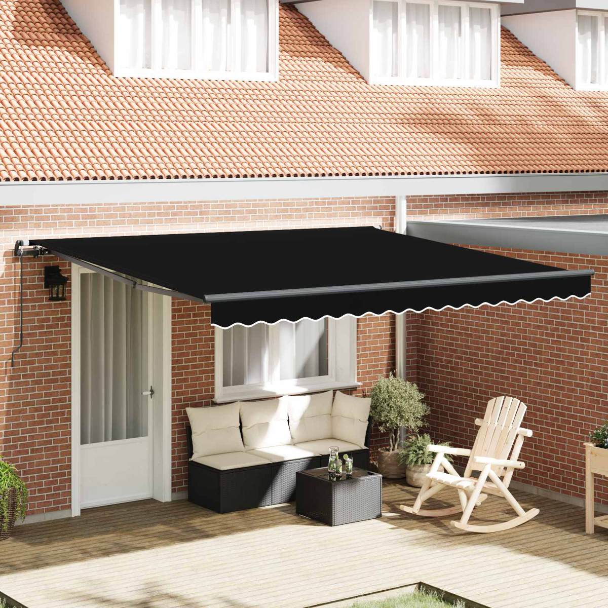 Schwarzes Vordach über Terrasse mit Sofa, Tisch und Schaukelstuhl.