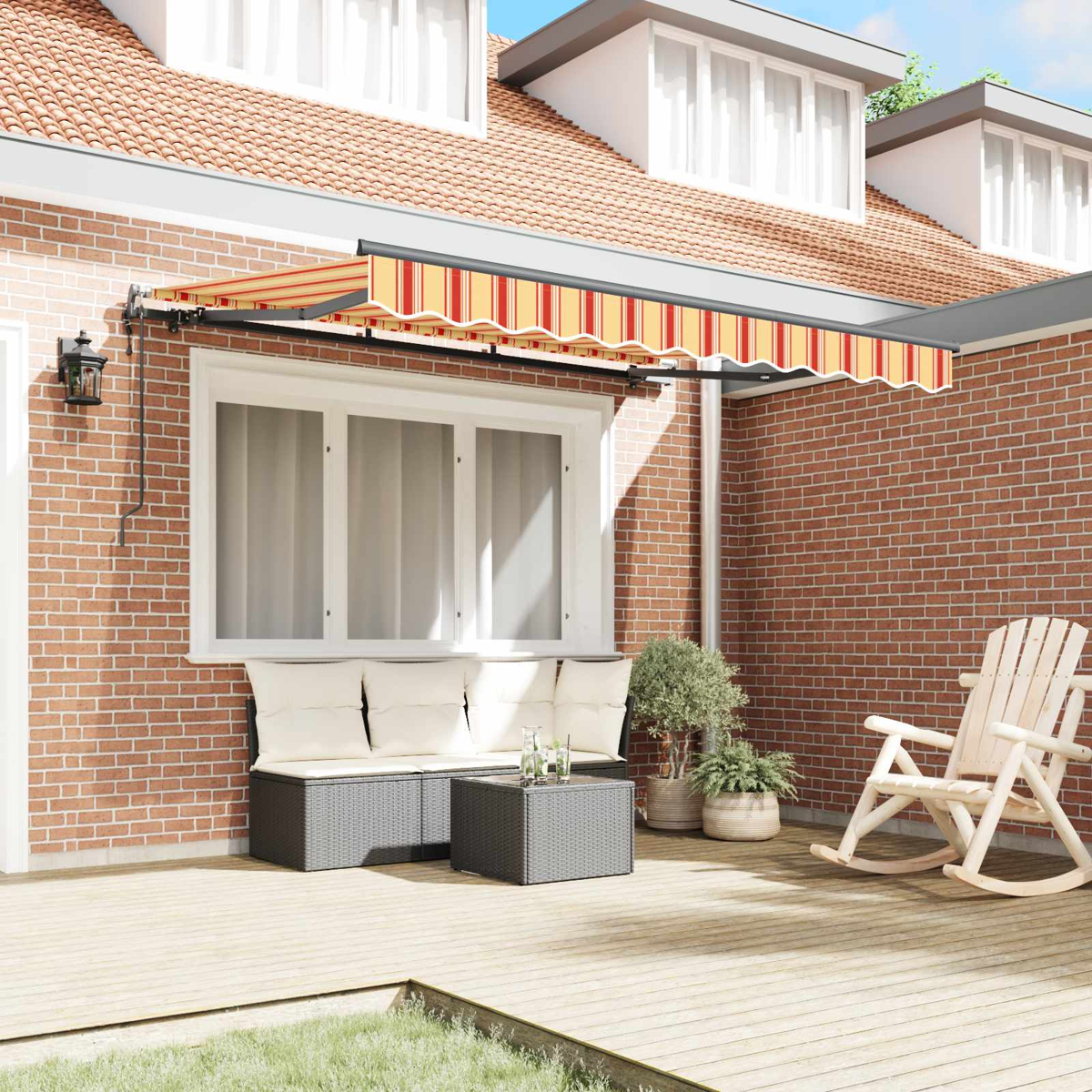 Ein Haus mit rotem Backstein, Veranda mit Rattansofa, Couchtisch, Schaukelstuhl.
